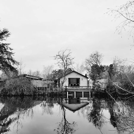 Rustig Gelegen Chalet Kapeki Met Tuin Aan Het Water 질 외부 사진