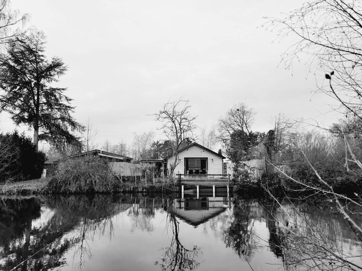 Rustig Gelegen Chalet Kapeki Met Tuin Aan Het Water 질 외부 사진